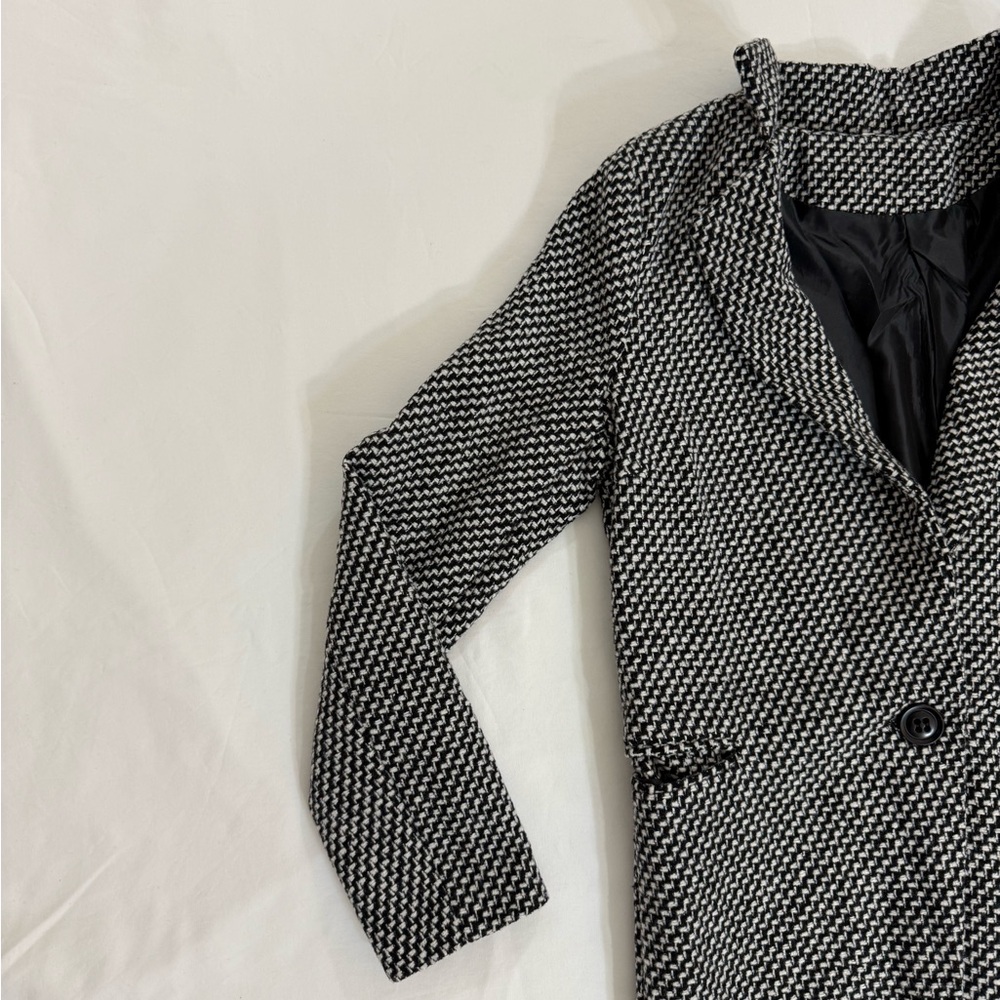 Chic Houndstooth Patterned Coat - image 3